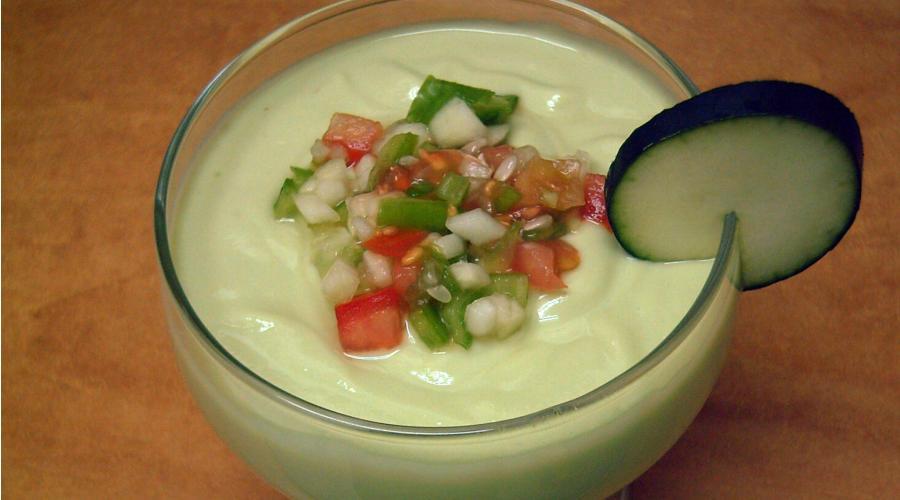 Bild zeigt: Avocado Gazpacho in der Auflösung 900x500