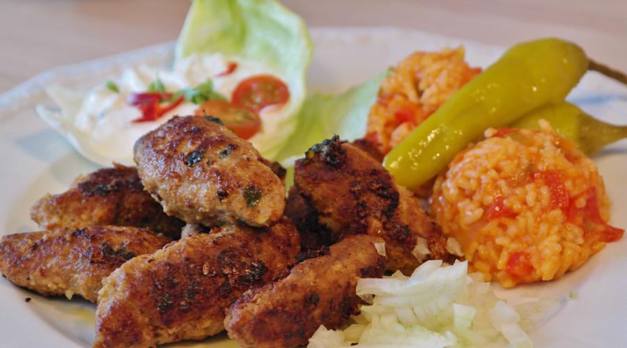 Bild zeigt: Cevapcici in der Auflösung 900x500
