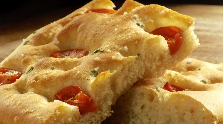 Bild zeigt: Focaccia mit Cherrytomaten in der Auflösung 900x500
