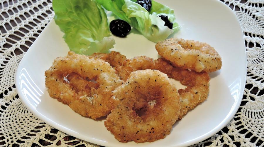 Bild zeigt: Frittierte Tintenfischringe in der Auflösung 900x500