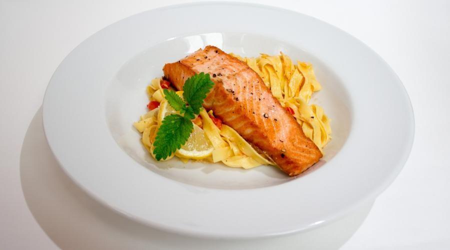 Bild zeigt: Gebratener Lachs in der Auflösung 900x500