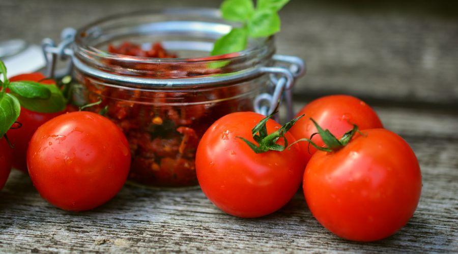 Bild zeigt: Getrocknete Tomaten in der Auflösung 900x500