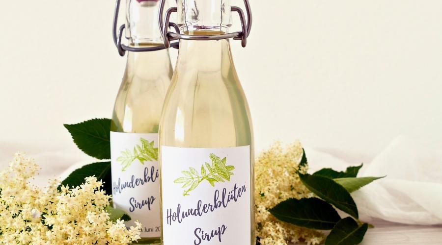 Bild zeigt: Holunderblütensirup in der Auflösung 900x500