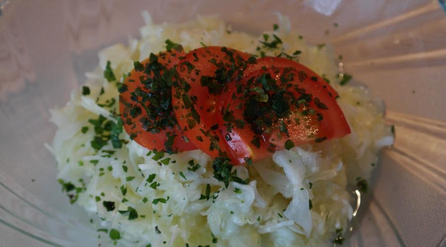 Bild zeigt: Kalter Krautsalat in der Auflösung 900x500