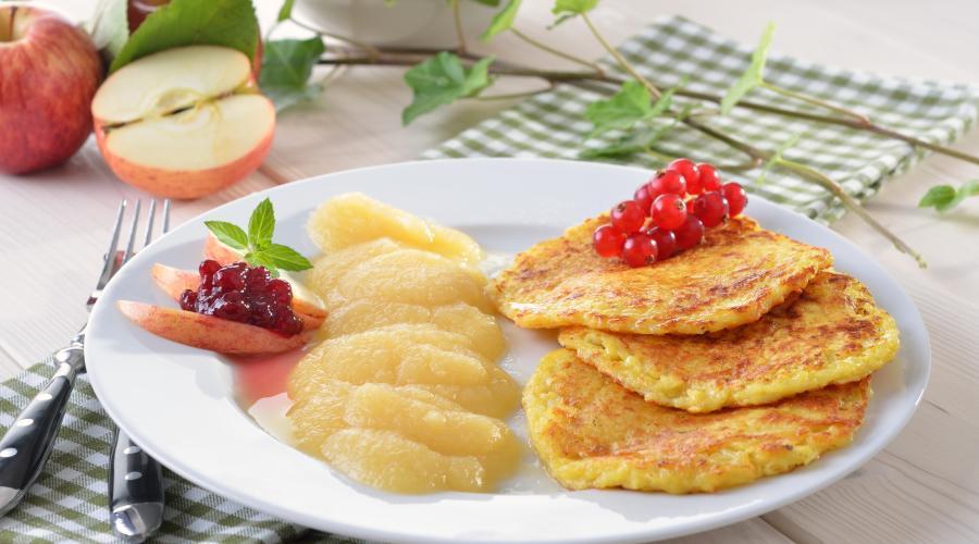 Bild zeigt: Kartoffelpuffer mit Apfelmus in der Auflösung 900x500