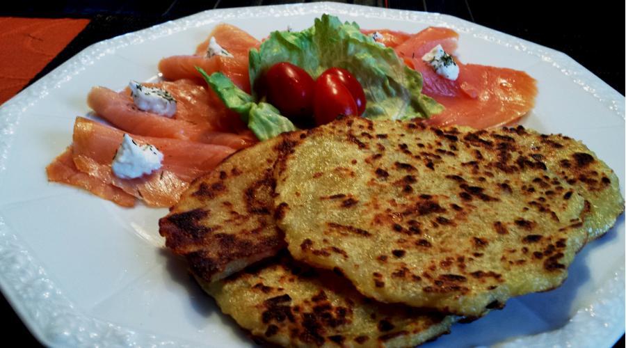 Bild zeigt: Kartoffelpuffer mit Räucherlachs in der Auflösung 900x500