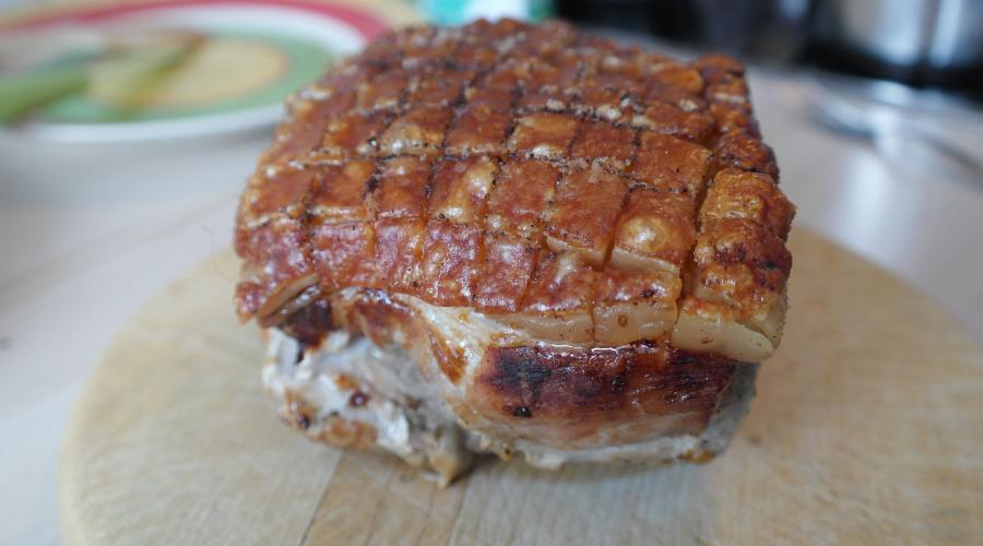 Bild zeigt: Knuspriger Schweinsbraten in der Auflösung 900x500