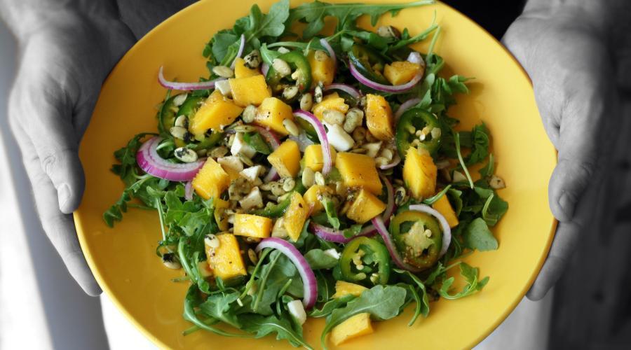 Bild zeigt: Mango Rucola Salat in der Auflösung 900x500