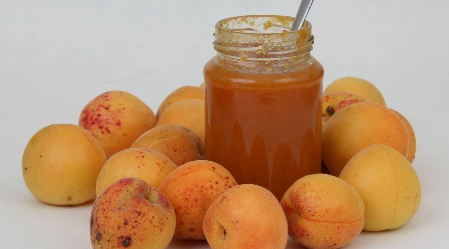 Bild zeigt: Aprikosenkonfitüre (Marillenmarmelade) selbst gemacht in der Auflösung 900x500