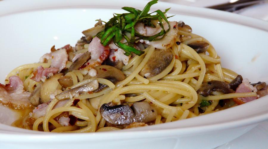 Bild zeigt: Pasta mit Pilzen und Speck in der Auflösung 900x500