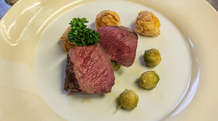 Bild zeigt: Rehrücken mit Rosenkohl und Mandelbällchen in der Auflösung 900x500