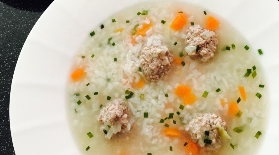Bild zeigt: Reissuppe mit Karotten und Fleischbällchen in der Auflösung 900x500