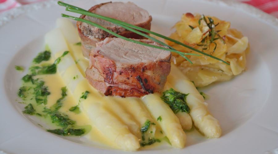 Bild zeigt: Schweinefilet, Kartoffelgratin und Spargel in der Auflösung 900x500