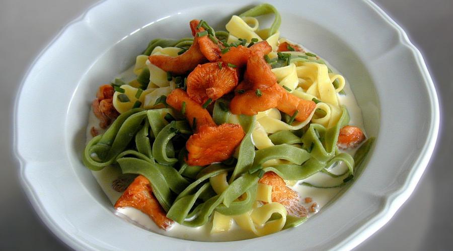 Bild zeigt: Tagliatelle in Sahnesoße in der Auflösung 900x500