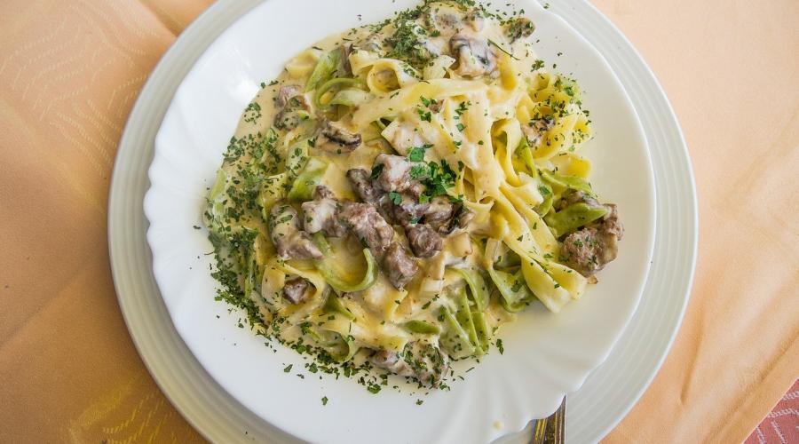 Bild zeigt: Tagliatelle mit Filetspitzen in der Auflösung 900x500
