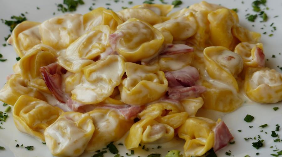 Bild zeigt: Tortellini in Schinken Sahne Soße in der Auflösung 900x500