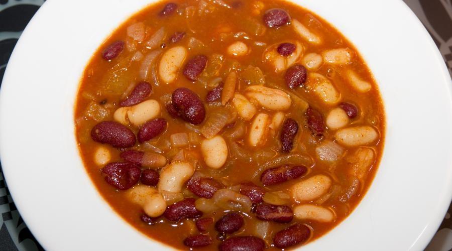 Bild zeigt: Vegetarischer Bohneneintopf in der Auflösung 900x500