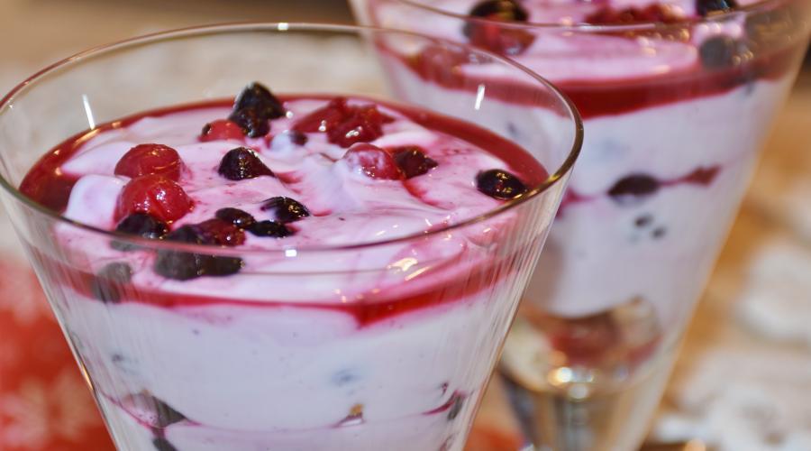 Bild zeigt: Waldbeeren Quark Dessert in der Auflösung 900x500