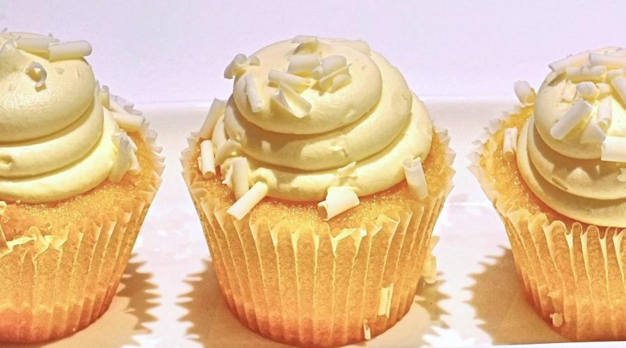 Bild zeigt: Zitronen Cupcakes in der Auflösung 900x500