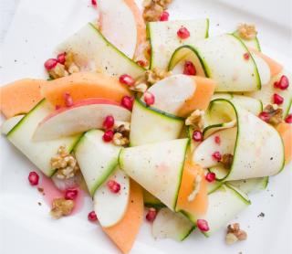 Bild zeigt: Zucchini Melone Apfel Salat in der Auflösung 320x278