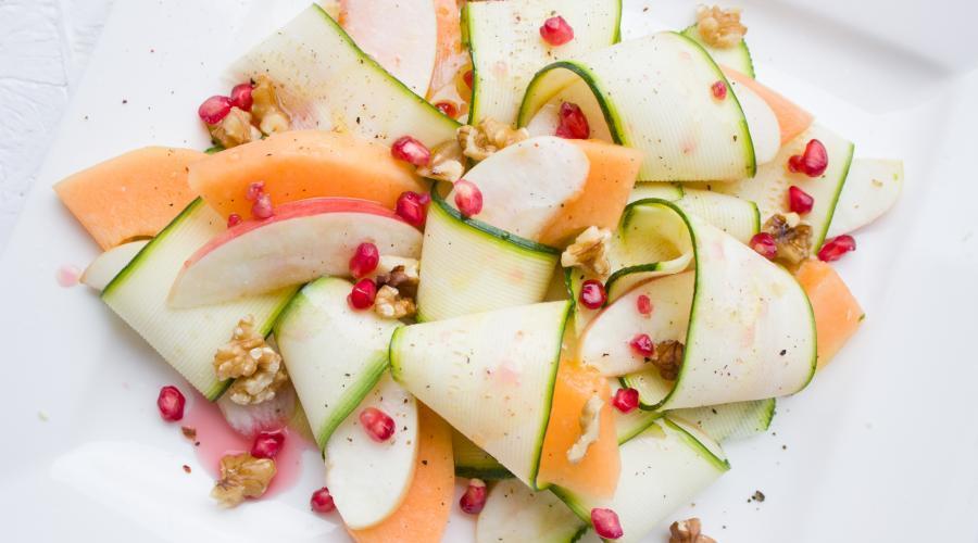 Bild zeigt: Zucchini Melone Apfel Salat in der Auflösung 900x500