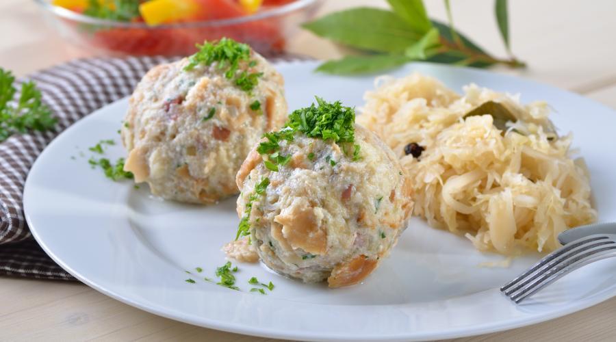 Bild zeigt: Speckknödel mit Sauerkraut in der Auflösung 900x500