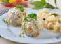 Bild zeigt: Speckknödel mit Sauerkraut in der Auflösung 900x500