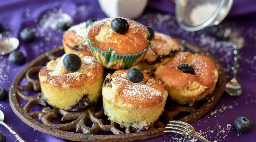 Bild zeigt: Buchweizen-Muffins mit Blaubeeren in der Auflösung 900x500