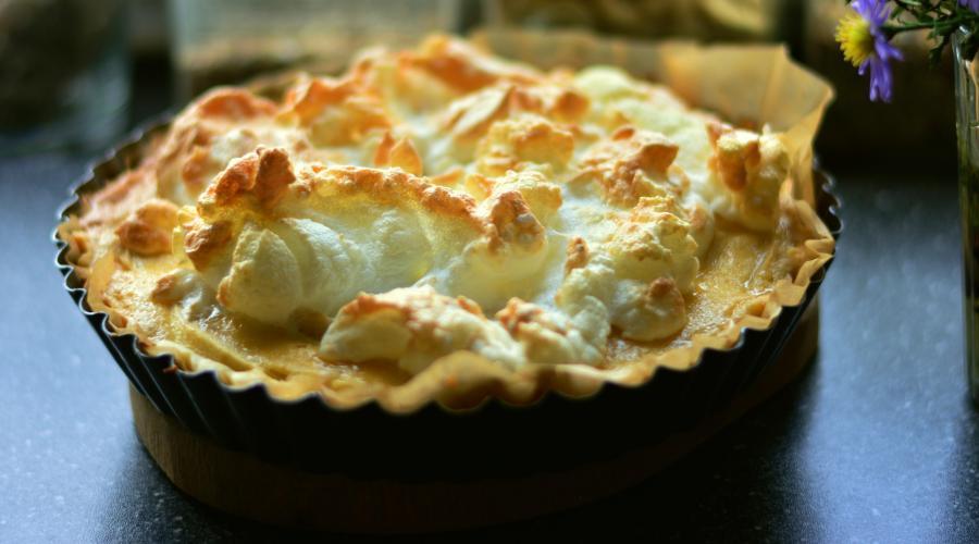 Bild zeigt: Apfel-Baiser-Tarte in der Auflösung 900x500