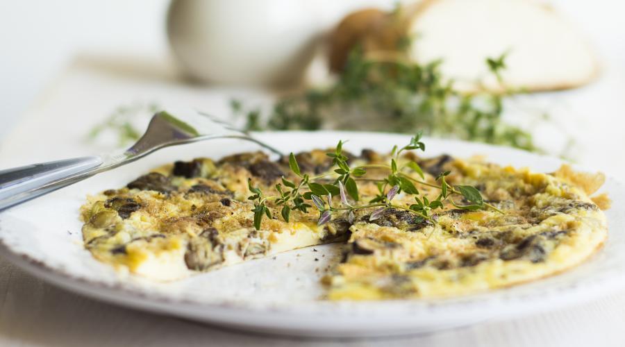 Bild zeigt: Pilz Omelette mit Thymian in der Auflösung 900x500