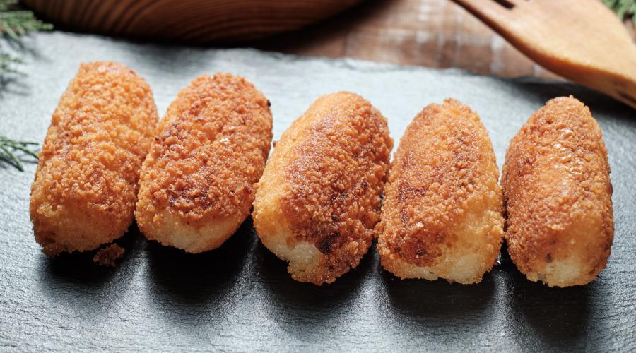 Zu sehen ist das Beitragsbild zum Thema: Croquetas de jamon y pollo - Kroketten mit Schinken und Huhn in der Auflösung 900x500