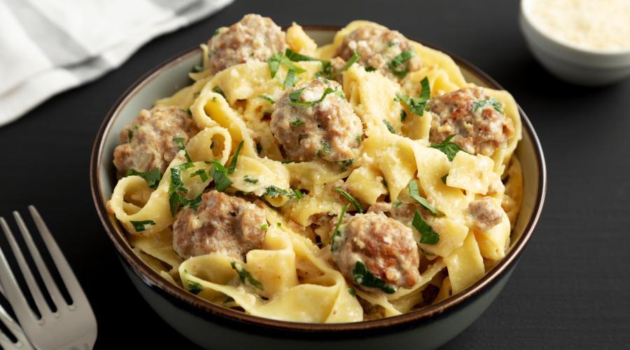 Zu sehen ist das Beitragsbild zum Thema: Köttbullar mit Pasta in der Auflösung 900x500