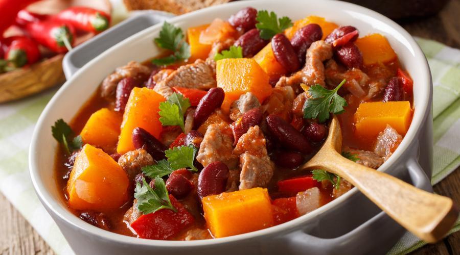 Zu sehen ist das Beitragsbild zum Thema: Kürbis-Rindfleisch-Chili in der Auflösung 900x500