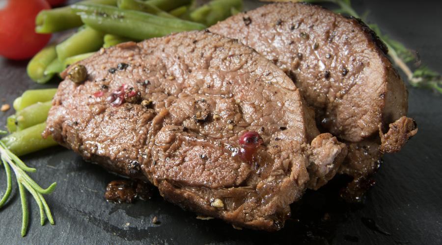 Zu sehen ist das Beitragsbild zum Thema: Lammrücken Steaks vom Grill in der Auflösung 900x500