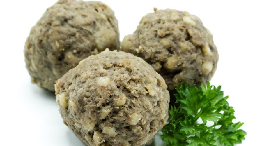 Zu sehen ist das Beitragsbild zum Thema: Leberknödel hausgemachte Suppeneinlage in der Auflösung 900x500