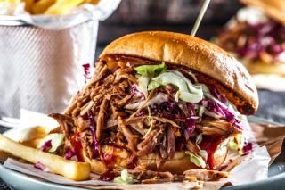 Zu sehen ist das Beitragsbild zum Thema: Pulled Pork Burger in der Auflösung 320x213