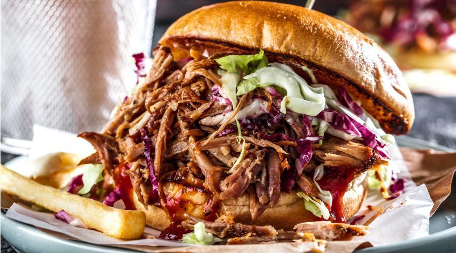 Zu sehen ist das Beitragsbild zum Thema: Pulled Pork Burger in der Auflösung 900x500