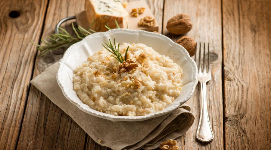 Zu sehen ist das Beitragsbild zum Thema: Risotto mit Gorgonzola und Walnüssen in der Auflösung 900x500