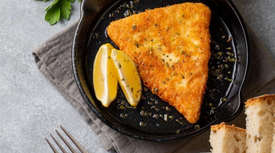 Zu sehen ist das Beitragsbild zum Thema: Saganaki - Gebackener Feta in der Auflösung 900x500
