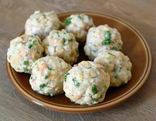 Zu sehen ist das Beitragsbild zum Thema: Semmelknödel - Selbst gemacht in der Auflösung 320x250