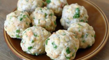 Zu sehen ist das Beitragsbild zum Thema: Semmelknödel - Selbst gemacht in der Auflösung 900x500