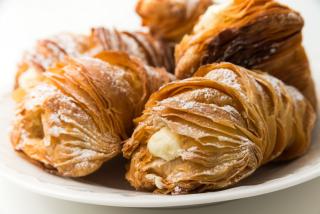 Zu sehen ist das Beitragsbild zum Thema: Sfogliatelle - Süße Köstlichkeit in der Auflösung 320x214