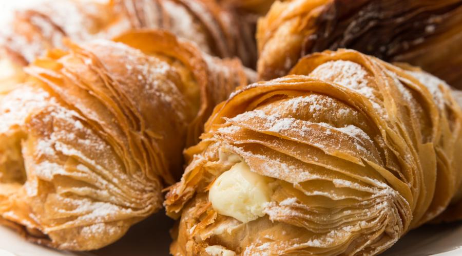 Zu sehen ist das Beitragsbild zum Thema: Sfogliatelle - Süße Köstlichkeit in der Auflösung 900x500