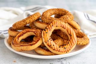 Zu sehen ist das Beitragsbild zum Thema: Simit, ein köstliches Sesambrot in der Auflösung 320x213