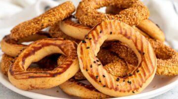 Zu sehen ist das Beitragsbild zum Thema: Simit, ein köstliches Sesambrot in der Auflösung 900x500