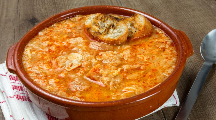 Zu sehen ist das Beitragsbild zum Thema: Sopa de Ajo - Spanische Knoblauchsuppe in der Auflösung 900x500