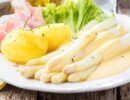 Zu sehen ist das Beitragsbild zum Thema: Spargel mit Schinken und Sauce Hollandaise in der Auflösung 900x500