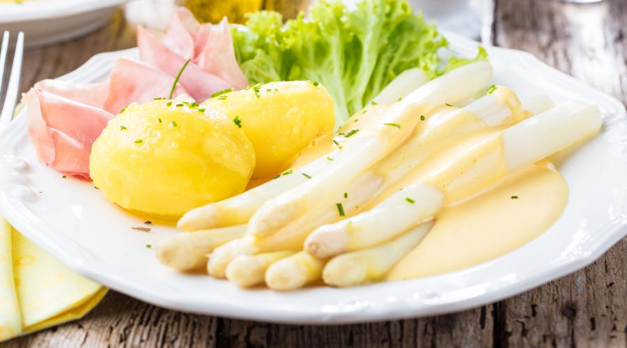 Zu sehen ist das Beitragsbild zum Thema: Spargel mit Schinken und Sauce Hollandaise in der Auflösung 900x500