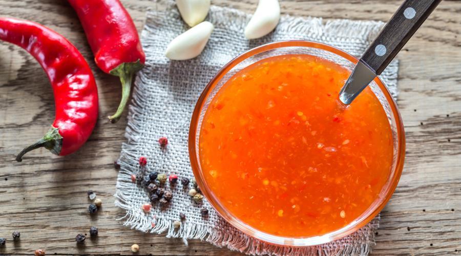 Zu sehen ist das Beitragsbild zum Thema: Sweet Chili Sauce in der Auflösung 900x500
