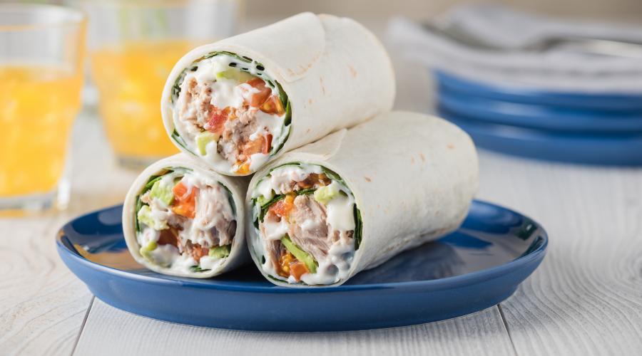Zu sehen ist das Beitragsbild zum Thema: Thunfisch-Wraps mit Avocado und Tomaten in der Auflösung 900x500